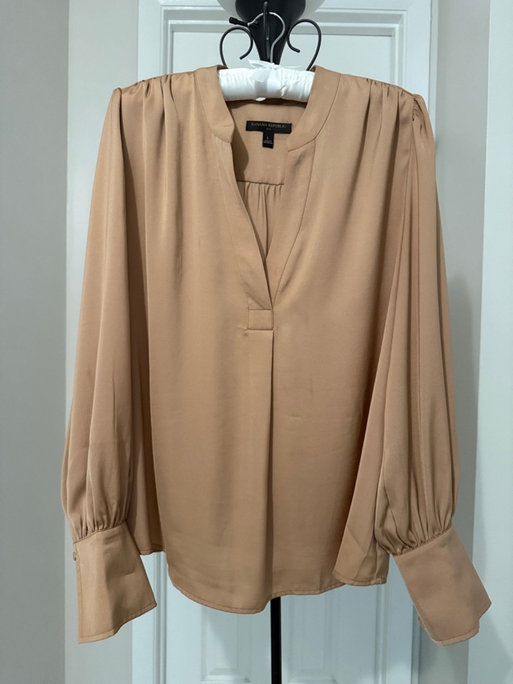 Banana Republic V-Neck Striped Volume Sleeve Blouse in Tan Size L